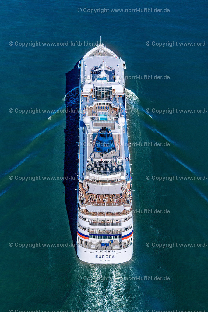 Ms_Europa_Kreuzfahrtschiff_Hapag_Lloyd_ELS_7130130822 | KOLLMAR 13.08.2022 Kreuzfahrt- Passagier- und Fahrgast- Schiff " MS Europa Hapag Lloyd " in Kollmar im Bundesland Schleswig-Holstein, Deutschland. // Cruise and passenger ship " MS Europa Hapag Lloyd " in Kollmar in the state Schleswig-Holstein, Germany. Foto: Martin Elsen