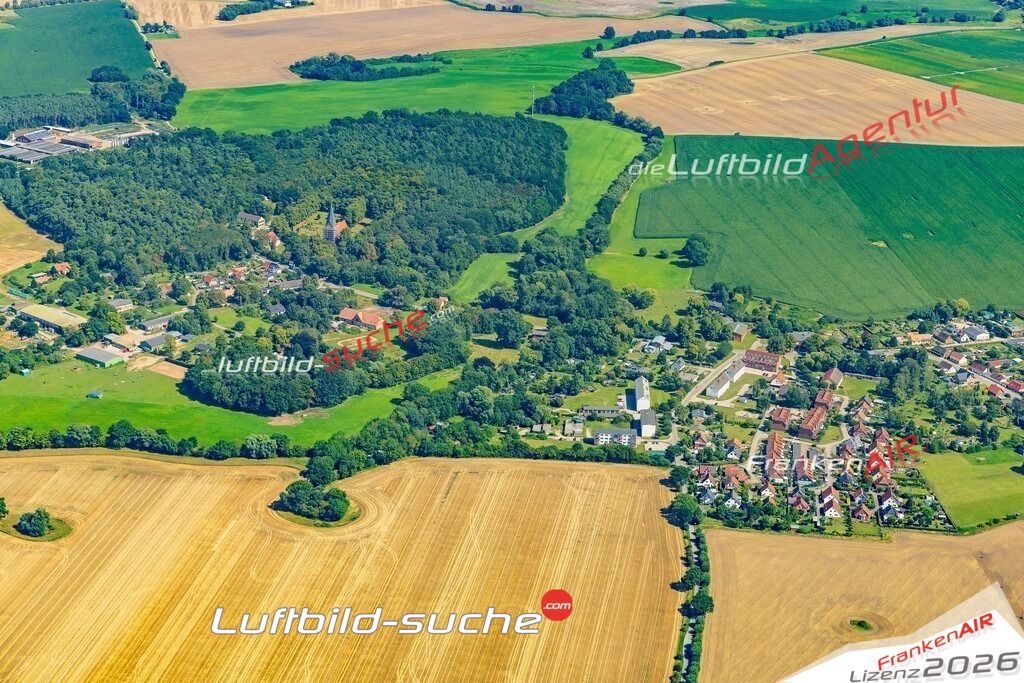 Stadt Blowatz von Oben- Die Luftaufnahme wurde 2025 vom UL-Flugzeug heraus erstellt ( keine Drohnenaufnahme ) - Hochauflösende Luftaufnahme - für Wandbilder und großformatige Ausdrucke geeignet. Das besondere Geschenk!Hier alle&nbsp;Infos zur Lizenzierung der LuftaufnahmeWir fliegen auch dieses Jahr wieder in Ihre Region um Luftbilder zu erstellen.- Luftbild anfragen