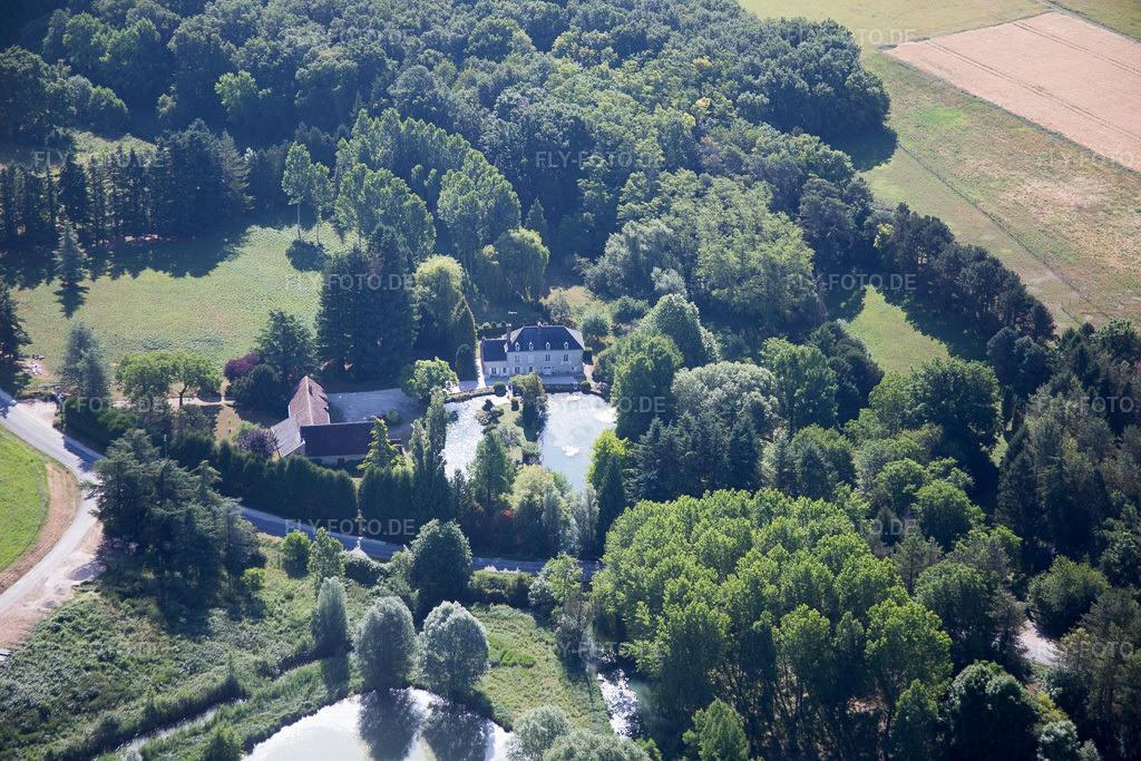 Luftbild: Ortsansicht in Landes-le-Gaulois im Bundesland Loir-et-Cher in Frankreich. Foto: IMG_082241.jpg vom 20.06.2015 durch Werner Riehm/FLY-FOTO.de
