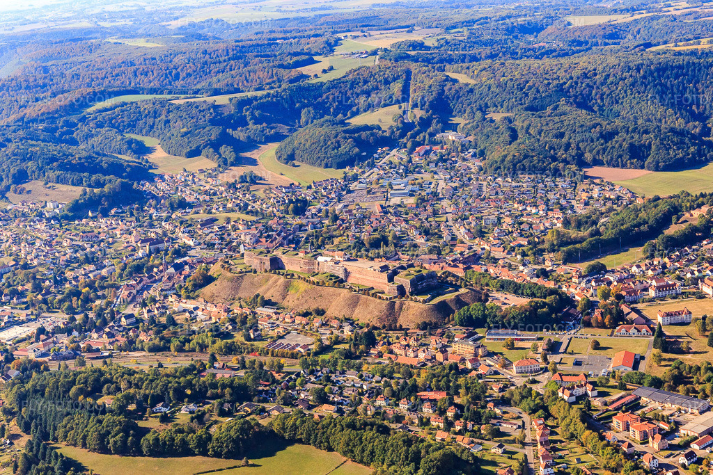 Aerial view: Citadelle de Bitche from the east in Bitsch in the state Moselle, France.Photo: IMG_095146.jpg taken on 10/16/2016 by Werner Riehm/FLY-FOTO.comResolution of the original: 5472 x 3648 px
