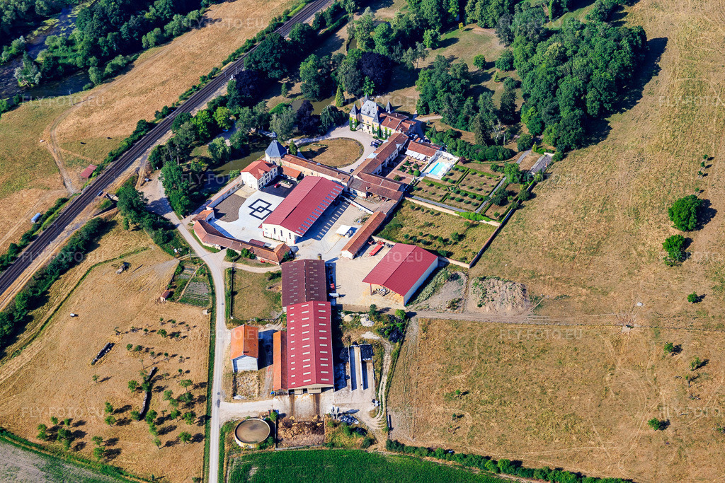 Vue aérienne: Château d'Adomenil à Rehainviller dans le département Meurthe et Moselle, France – .Photo: IMG_083158.jpg prise le 11/07/2015 par Werner Riehm/FLY-FOTO.eu – Résolution de l'original: 5472 x 3648 px – Château d'Adomenil Luneville | Hôtel luxe Lorraine