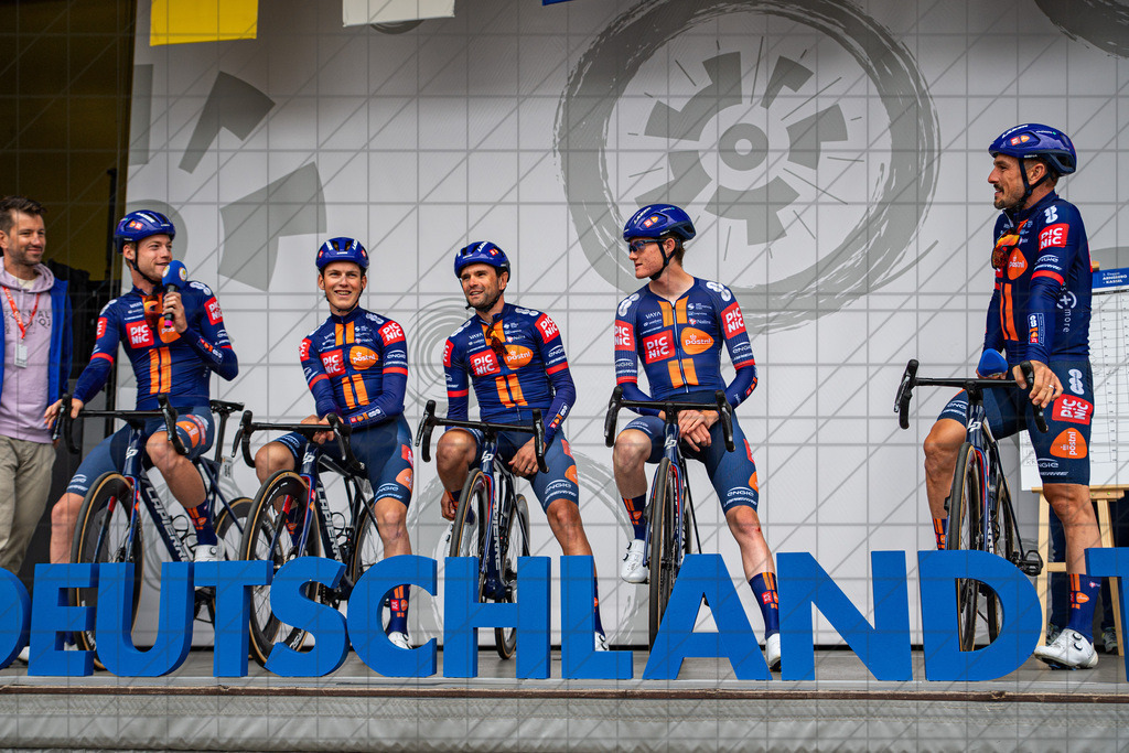 DeutschlandTour 2025 | Etappe 3 - Arnsberg (Start) | Team Picnic PostNL//  23.08.25: DeutschlandTour 2025 | Etappe 3 - Arnsberg (Start) / Arnsberg / Deutschland  //   CREDIT:www.bullenfotos.de, Martin König, Hörner Weg 40, D-49078 Osnabrück, +4917663732967 // Nutzung und Weitergabe nur zu den vereinbarten Zwecken. Presseanfragen an Ersteller. Alle Rechte beim Ersteller. Honorierung nach MFM. - Realisiert mit Pictrs.com