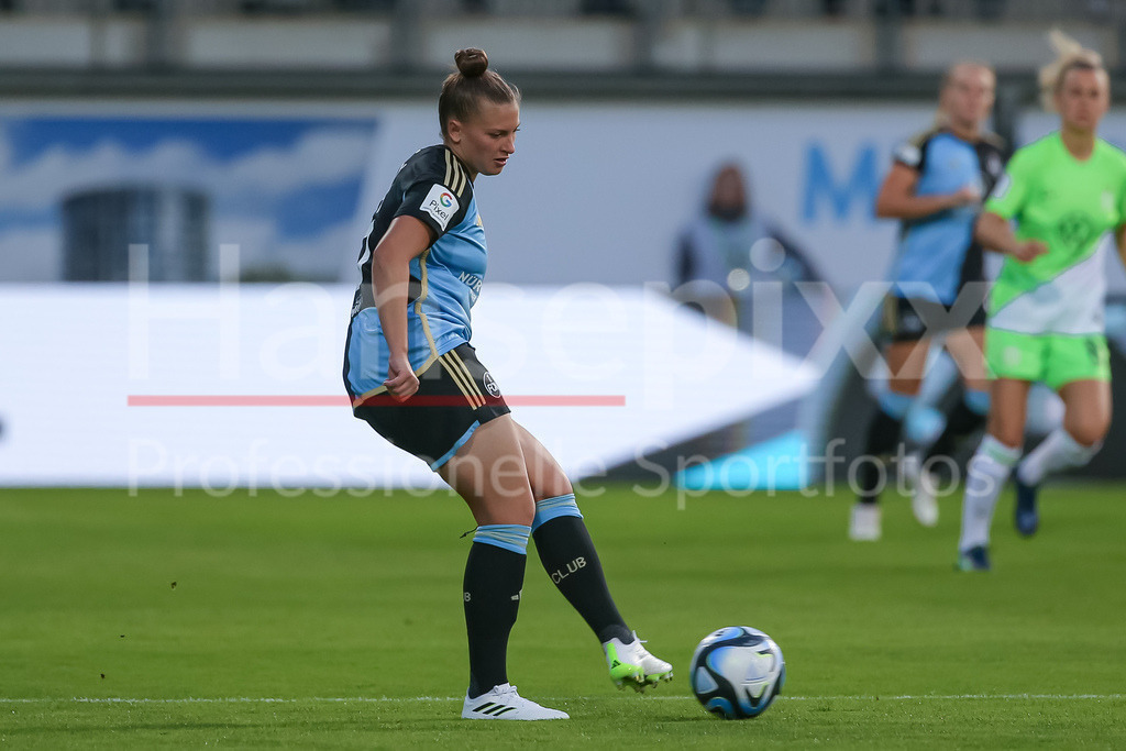 Fussball, Google Pixel Frauen-Bundesliga, VfL Wolfsburg - 1. FC Nürnberg | v.li.: Jessica May (1. FC Nürnberg, 6) am Ball, Einzelbild, Ganzkörper, Aktion, Action, Spielszene, DIE DFB-RICHTLINIEN UNTERSAGEN JEGLICHE NUTZUNG VON FOTOS ALS SEQUENZBILDER UND/ODER VIDEOÄHNLICHE FOTOSTRECKEN. DFB REGULATIONS PROHIBIT ANY USE OF PHOTOGRAPHS AS IMAGE SEQUENCES AND/OR QUASI-VIDEO.