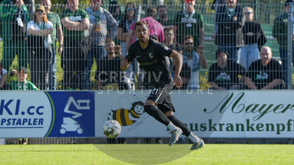 Fußball, Herren, Saison 2025/2026, Regionalliga Nordost, 10. Spieltag, FSV 63 Luckenwalde vs. BSG Chemie Leipzig, Samstag 27.09.2025, Werner-Seelenbinder-Stadion Luckenwalde, | Fußball, Herren, Saison 2025/2026, Regionalliga Nordost, 10. Spieltag, FSV 63 Luckenwalde vs. BSG Chemie Leipzig, Samstag 27.09.2025, Werner-Seelenbinder-Stadion Luckenwalde, Im Bild: Rudolf Sanin (Chemie) - Realisiert mit Pictrs.com