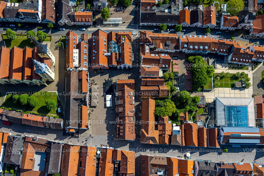 Lemgo240505493 | Luftbild, Altstadt Lemgo, alte Hansestadt mit historischem Stadtkern und der evangelisch-lutherischen Kirche St. Nicolai, Rathaus und Marktplatz, Häuser mit roten Dächern, Lemgo, Lemgo, Ostwestfalen, Nordrhein-Westfalen, Deutschland