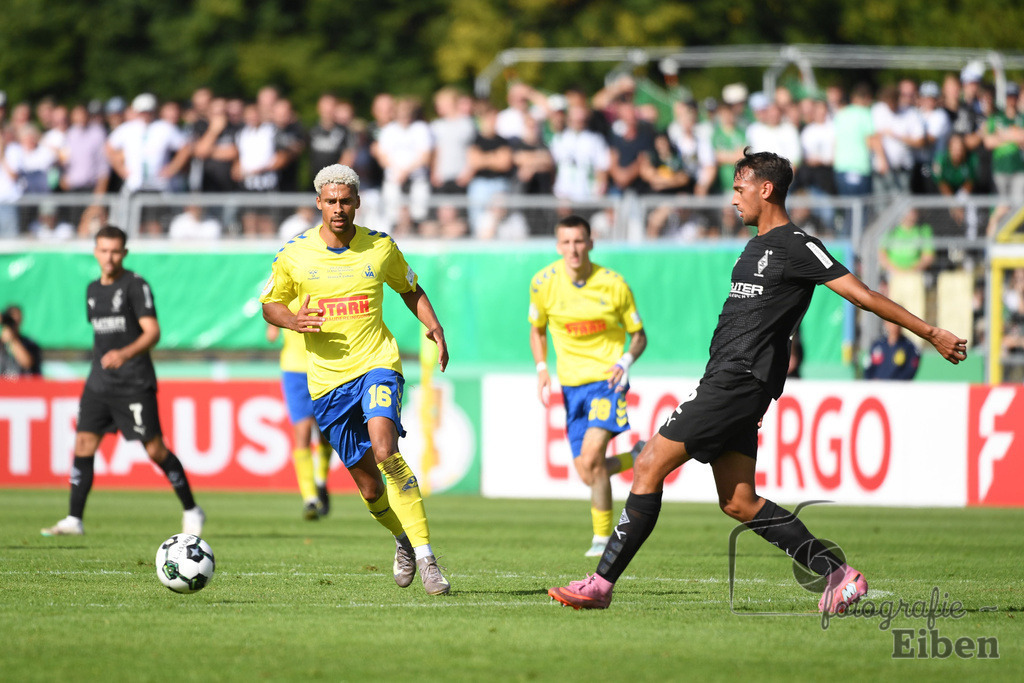 SV Atlas-Delmenhorst-Borussia Mönchengladbach | DFB-Pokal 1. Runde;SV Atlas Delmenhorst (gelb)-Borussia Mönchengladbach (schwarz) am 17.08.2025 in Oldenburg (Marschweg-Stadion), Photo: Philip Eiben 2025 - Realisiert mit Pictrs.com