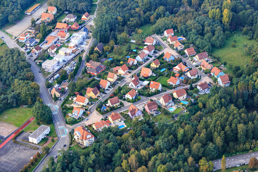 Aerial view: Rue Daniel Hirtz in Bischwiller in the state Bas-Rhin, France. – Photo: IMG_074290.jpg taken on 10/04/2014 by Werner Riehm/FLY-FOTO.com – Resolution of the original: 5472 x 3648 px