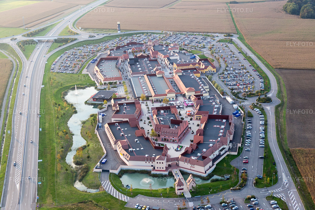 Vue aérienne: Centre commercial Roppenheim The Style Outlets à Roppenheim dans le département Bas Rhin, France – .Photo: IMG_074420.jpg prise le 04/10/2014 par Werner Riehm/FLY-FOTO.eu – Résolution de l'original: 5472 x 3648 px – The Style Outlets Roppenheim