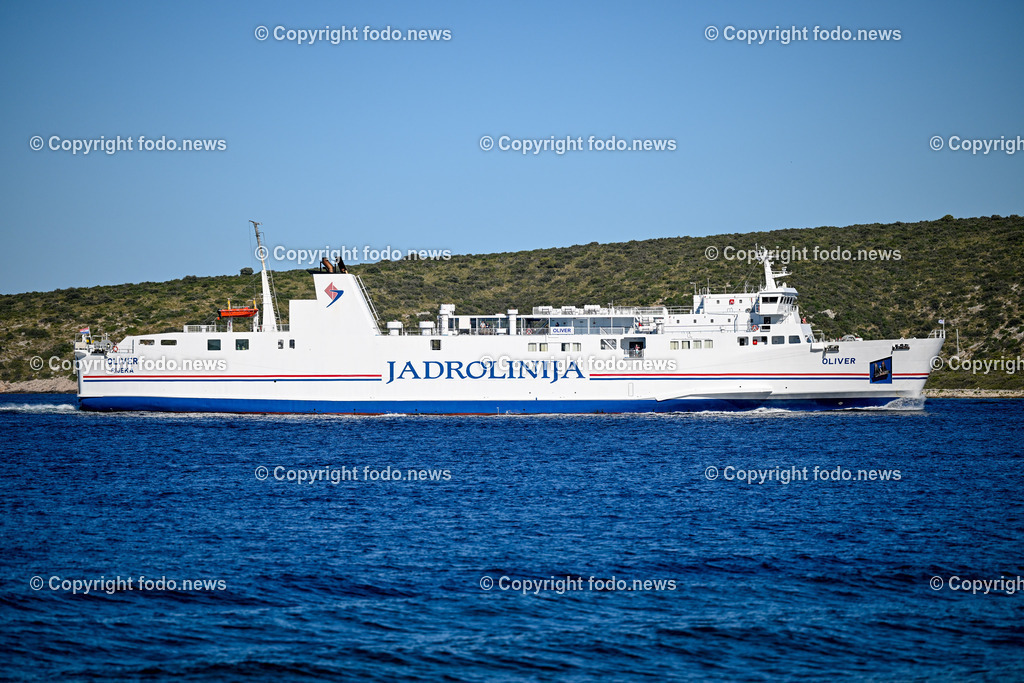 Kroatien_ Brac_ Insel in Dalmatien_ Milna_ 18.07.2025-21 | 18.07.2025, Kroatien, HRV, Brac, Insel in Dalmatien, Milna im Bild Themenbild, Trajekti, Jadrolinija, Faehre, Schiff, Meer, Adria, Touristen, Tourismus, Transport, Durchfahrt Splitska Vrata zwischen den Inseln Solta und Brac, Feature, Symbolbild