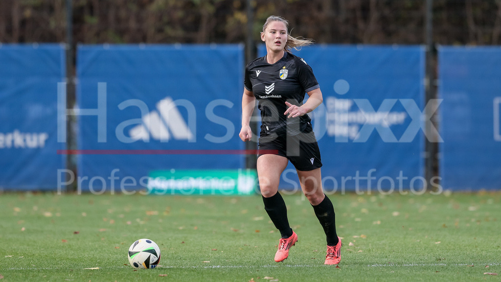 Fussball, DFB-Pokal Frauen, Hamburger SV - FC Carl Zeiss Jena | v.li.: Toma Ihlenburg (FC Carl Zeiss Jena, 3) am Ball, Freisteller, Einzelbild, Ganzkörper, Aktion, Action, Spielszene, DIE DFB-RICHTLINIEN UNTERSAGEN JEGLICHE NUTZUNG VON FOTOS ALS SEQUENZBILDER UND/ODER VIDEOÄHNLICHE FOTOSTRECKEN. DFB REGULATIONS PROHIBIT ANY USE OF PHOTOGRAPHS AS IMAGE SEQUENCES AND/OR QUASI-VIDEO.