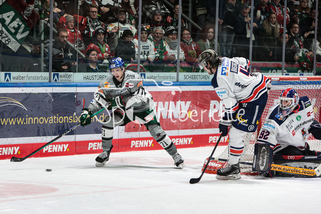 Augsburger Panther - Iserlohn Roosters | Marcel BARINKA (AEV #71) im Duell mit Christopher BIGRAS (ISR #4)