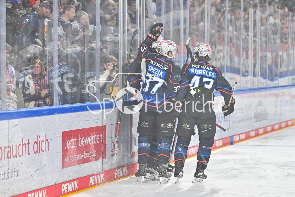 Nürnberg Ice Tigers - Augsburger Panther | Jubel der Hausherren nach dem Treffer zum 1-0 durch Charlie GERARD (Nürnberg Ice Tigers 95) / Tor / Torschuetze / Freude / Happy / DEL: Nürnberg Ice Tigers - Augsburger Panther; PSD Bank Nürnberg ARENA am 12.09.2025