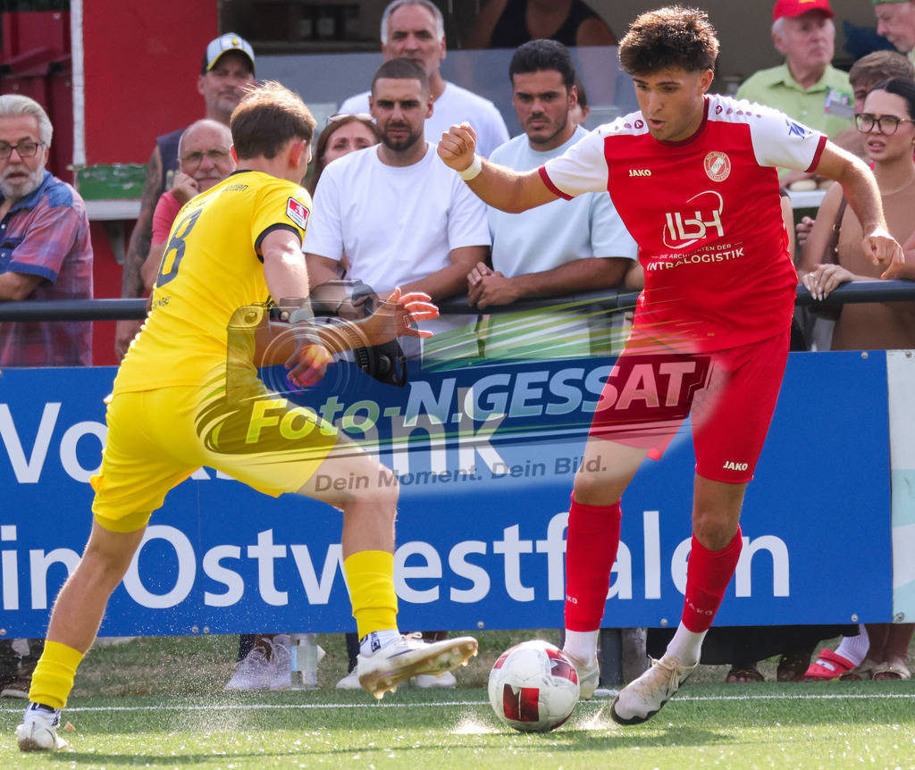 FC RW Kirchlengern - SuS Bad Westernkotten | Auf dem Bild zu sehen: Rot FC RW Kirchlengern: Altan Dincdemir ; gelb SuS Bad Westernkotten: Davin HenseFC RW Kirchlengern, SuS Bad Westernkotten, Saison 26/27, Westfalenliga, Kirchlengern, Deutschland - Realisiert mit Pictrs.com