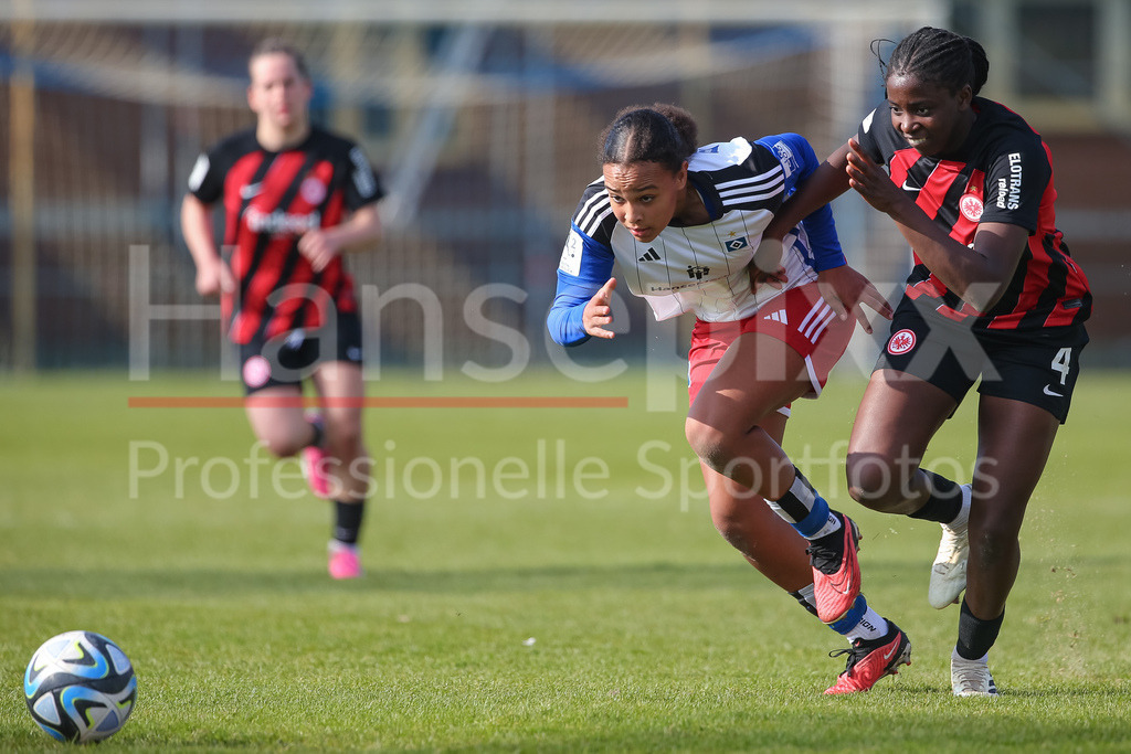 Fussball, 2. Frauen-Bundesliga, Hamburger SV - Eintracht Frankfurt II | v.li.: Lisa Baum (Hamburger SV, 11) und Emily Wallrabenstein (Eintracht Frankfurt II, 4) im Zweikampf, Duell, Dynamik, Aktion, Action, Spielszene, DIE DFB-RICHTLINIEN UNTERSAGEN JEGLICHE NUTZUNG VON FOTOS ALS SEQUENZBILDER UND/ODER VIDEOÄHNLICHE FOTOSTRECKEN. DFB REGULATIONS PROHIBIT ANY USE OF PHOTOGRAPHS AS IMAGE SEQUENCES AND/OR QUASI-VIDEO.