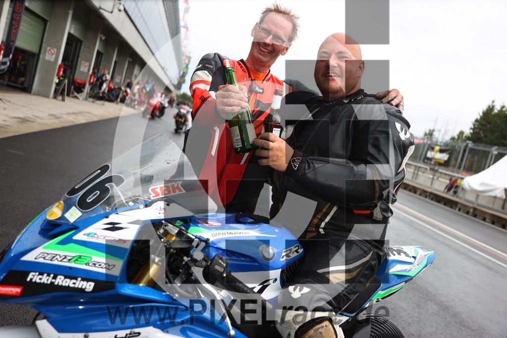 social-20250830_08245 | Schöne Erinnerungen an spannende Momente - das festzuhalten ist unser Job. PIXELrace.de ist seit 2003 auf den Rennstrecken Europas unterwegs um die Action draußen beim Fahren und die wunderbare Stimmung imm Fahrerlager für euch einzufangen.
