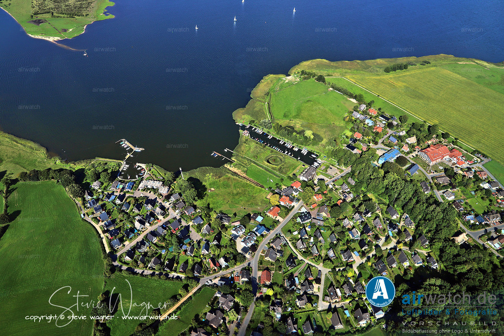 Luftbild Stexvig - Stexwig an der Schlei ist ein Ortsteil der Gemeinde Borgwedel | Stexwig an der Schlei ist ein Ortsteil der Gemeinde Borgwedel im norddeutschen Bundesland Schleswig-Holstein, gelegen am Südufer der Schlei, etwa acht Kilometer östlich von Schleswig. Die Gemeinde Borgwedel besteht aus den Ortsteilen Borgwedel und Stexwig. Stexwig ist bekannt für seine idyllische Lage an der Schlei und verfügt über einen kleinen Jachthafen, der aus zwei privaten Yachthäfen besteht, wobei die Wassertiefe an beiden Anlegestellen maximal 1,3 Meter beträgt und somit nur für Segler mit geringem Tiefgang geeignet ist.