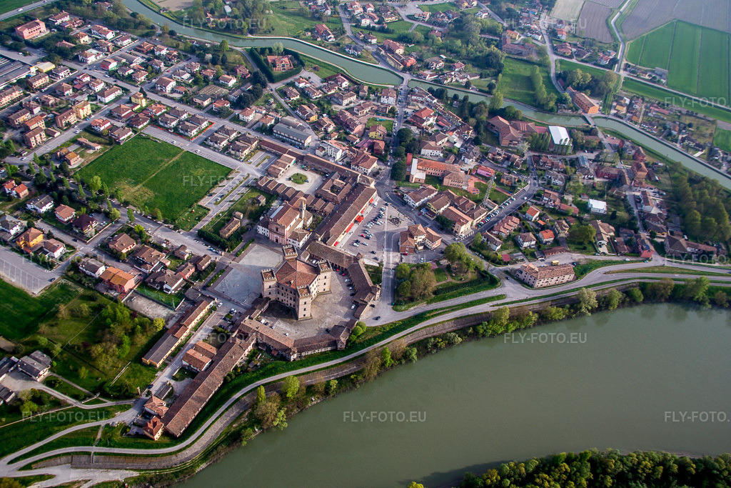 Vue aérienne: Vue de la ville à Mesola dans le département Ferrara, Italie. Photo: IMG_087303.jpg prise le 05/04/2016 par Werner Riehm/FLY-FOTO.eu – Résolution de l'original: 5472 x 3648 px