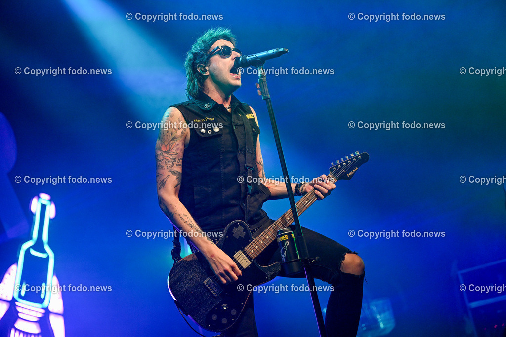 Posthof_ Turbobier_ Konzert_ 15.03.2024-92 | 15.03.2024, Linz, AUT, Posthof, Konzert Turbobier, im Bild Marco Pogo alias Dominik Wlazny (Saenger, Konzepter und Songwriter,  Gitarrist der oesterreichischen Punk-Rock-Band Turbobier, weiters Politiker der Bierpartei, Bezirksrat in Wien Simmering, Praesidentschaftskandidat, Arzt, Mediziner)