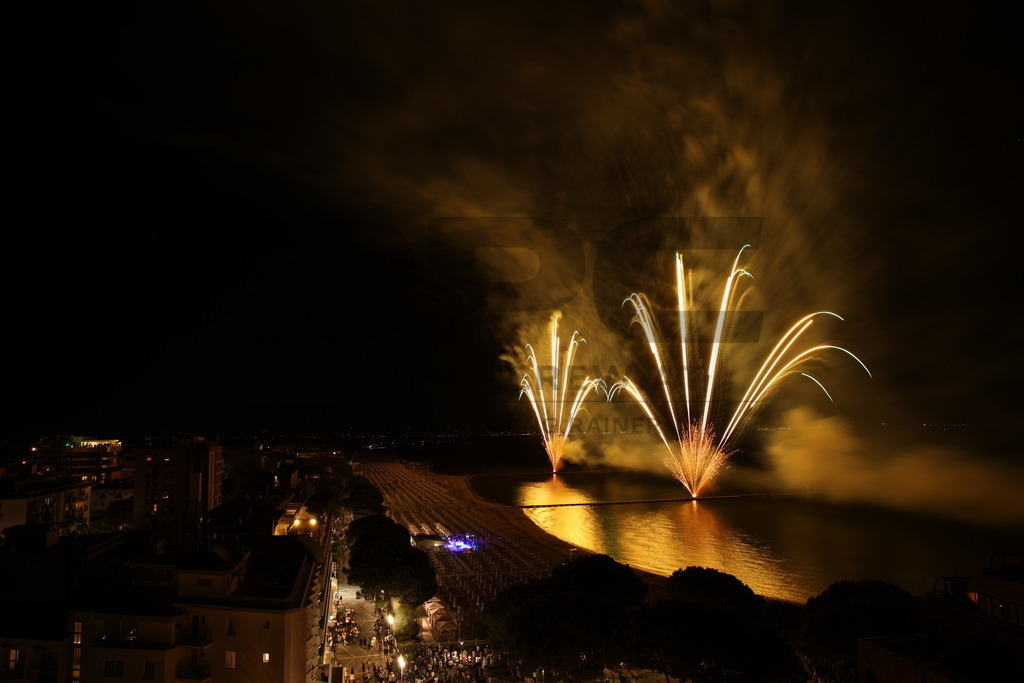 Ferragosto Fireworks in Grado, Italy | GRADO, ITALY, 15.AUG.26 - FIREWORKS - Ferragosto fireworks over the Adriatic Sea in Grado, Italy. Colorful fireworks light up the night sky above the beach, coastline and waterfront during the traditional summer celebration. - Realisiert mit Pictrs.com