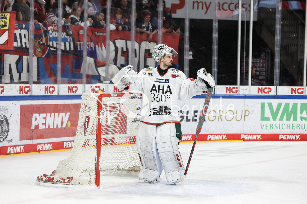 Nürnberg Ice Tigers - Augsburger Panther | Panther Keeper Dennis ENDRAS (AEV #44) nimmt einen Schluck aus der Flasche / Einzelfoto / Freisteller