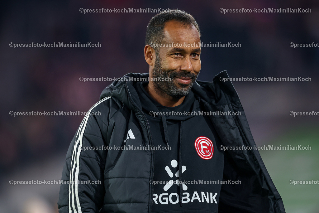 Due09112401005 | 09.11.2024, Fußball, Fortuna Düsseldorf - SC Paderborn 07, 2. Bundesliga, Merkur Spiel-Arena, Saison 2024 2025: Cheftrainer Daniel Thioune (Trainer Fortuna Düsseldorf)DFB regulations prohibit any use of photographs as image sequences and or quasi-video.
