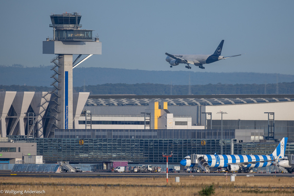 R3C_7102_Lufthansa Cargo_Tower_Apporach 25 R | Fotografie mit Perspektive: Luftfahrt, Menschen & Natur. Hochwertige Fine-Art-Fotografie, visuelles Storytelling und emotionale Bildwelten entdecken & kaufen.Fine Art Fotografie, visuelles Storytelling, Luftfahrtfotografie, emotionale Fotokunst - Realisiert mit Pictrs.com