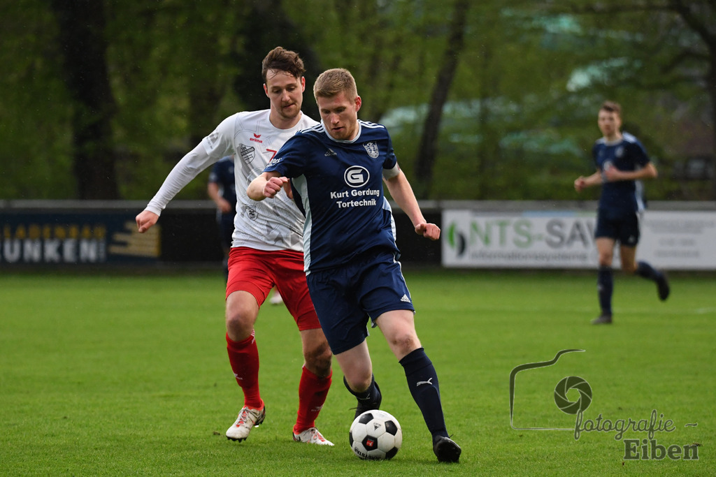 SV Eintracht Wiefelstede-VFL Bad Zwischenahn | Herren Kreisliga; SV Eintracht Wiefelstede (weiß)-VFL Bad Zwischenahn (blau) am 09.04.2024; in Wiefelstede (Sportanlage Am Breeden), Photo: Philip Eiben 2024 - Realisiert mit Pictrs.com
