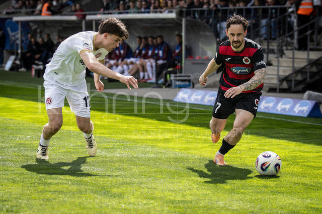 Viktoria Koeln vs. SV Wehen Wiesbaden, 11.04.2026 | KOELN, GERMANY - APRIL 11, 2026:  Simon Handle (Viktoria Köln, 7), Ben Nink (SV Wehen Wiesbaden, 17) during the 3rd division match between Viktoria Koeln vs. SV Wehen Wiesbaden at the Sportpark Hoehenberg on matchday 7 on April 11, 2026 in Koeln, Germany. DFL REGULATIONS PROHIBIT ANY USE OF PHOTOGRAPHS AS IMAGE SEQUENCES AND/OR QUASI-VIDEO.