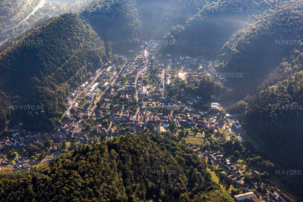 Luftbild: Ort zwischen Bergen in Hinterweidenthal im Bundesland Rheinland-Pfalz in Deutschland. Foto: IMG_143156.jpg vom 06.08.2024 durch Werner Riehm/FLY-FOTO.de
