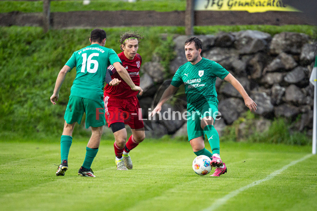 SV Haunshofen gegen SV Fuchstal | Fußball TOTO-Pokal Kreis Zugspitze West Endrunde 2025, SV Haunshofen gegen SV Fuchstal, 20250730,Zweikampf, 2025-07-30 in Haunshofen (Sportplatz Haunshofen), Josef POPP (SV Haunshofen 27), Samuel KEßLER (SV Fuchstal Kapitän 16), Copyright: WolfgangxLindner www.foto-lindner.de