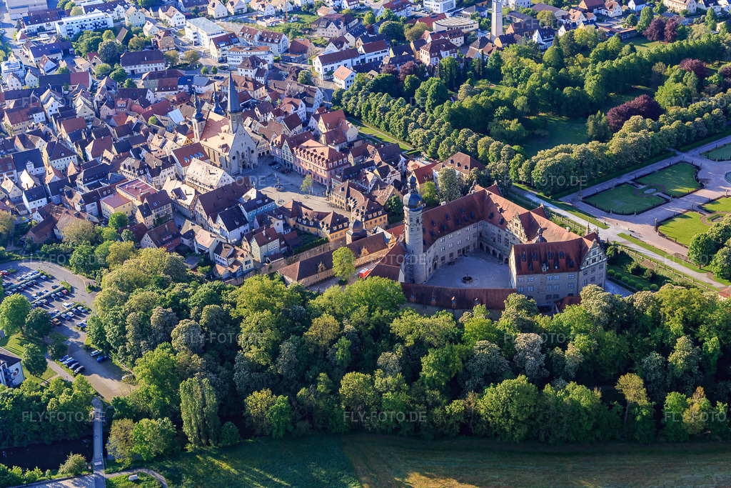 Luftbild: Ortsansicht aus Westen am Morgen mit Schluss und Marktplatz in Weikersheim im Bundesland Baden-Württemberg in Deutschland.Foto: IMG_146422.jpg vom 10.05.2025 durch Werner Riehm/FLY-FOTO.deAuflösung des Originals: 4952 x 3302 px