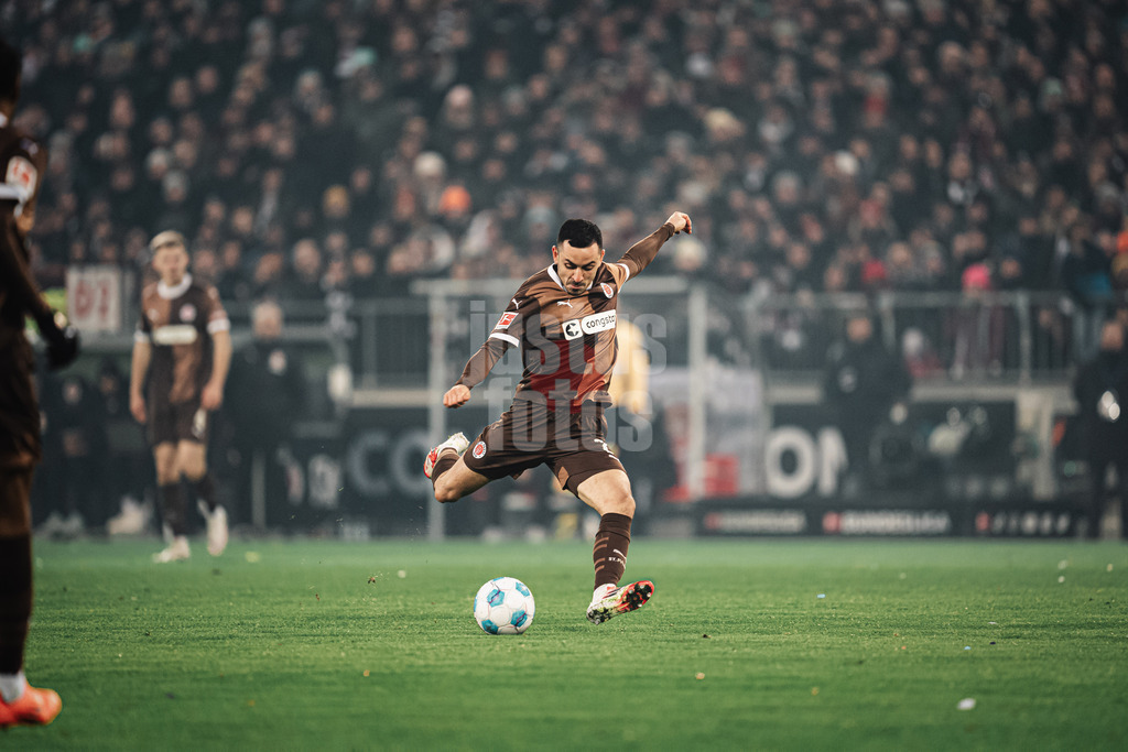 Fußball | Männer | Saison 2024/2025  | Fußball-Bundesliga | 16. Spieltag | FC St. Pauli vs. Eintracht Frankfurt | 11.01.2025 | Manolis Saliakas (#2, FC St. Pauli) beim Schuss