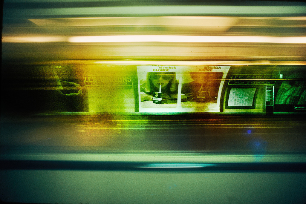 Paris_Metro-LesSablons_1975_8756 | durchfahrende Bahn Haltestelle Les Sablons, Paris.
Scan von Unikat XEROX Copy 1983., welches in N.Y.C.  vom Dia direkt mit dem ersten Farbkopierer der Firma Rank Xerox kopiert wurde. Dia wurde anschliessend vernichtet.in N.Y.C. 