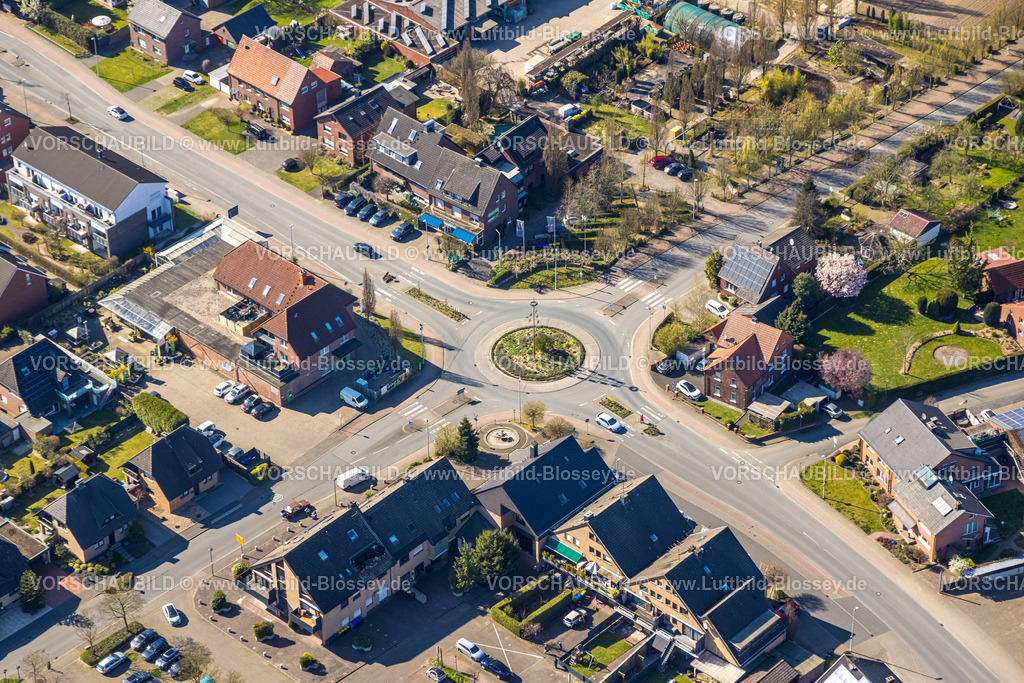 Werne250403061 | Luftbild, Kreisverkehr Werner Straße mit Maibaum, Stockum, Werne, Ruhrgebiet, Nordrhein-Westfalen, Deutschland