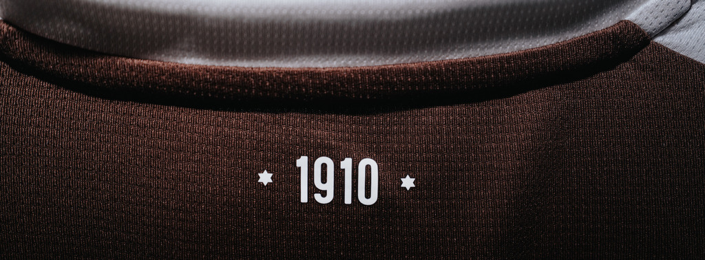 HEV05914 | Der offizielle Shop für FC St. Pauli Fotos. Wähle aus Spielszenen & Fanmomenten dein FCSP Wunschformat. Wir liefern Millerntor-Atmosphäre.