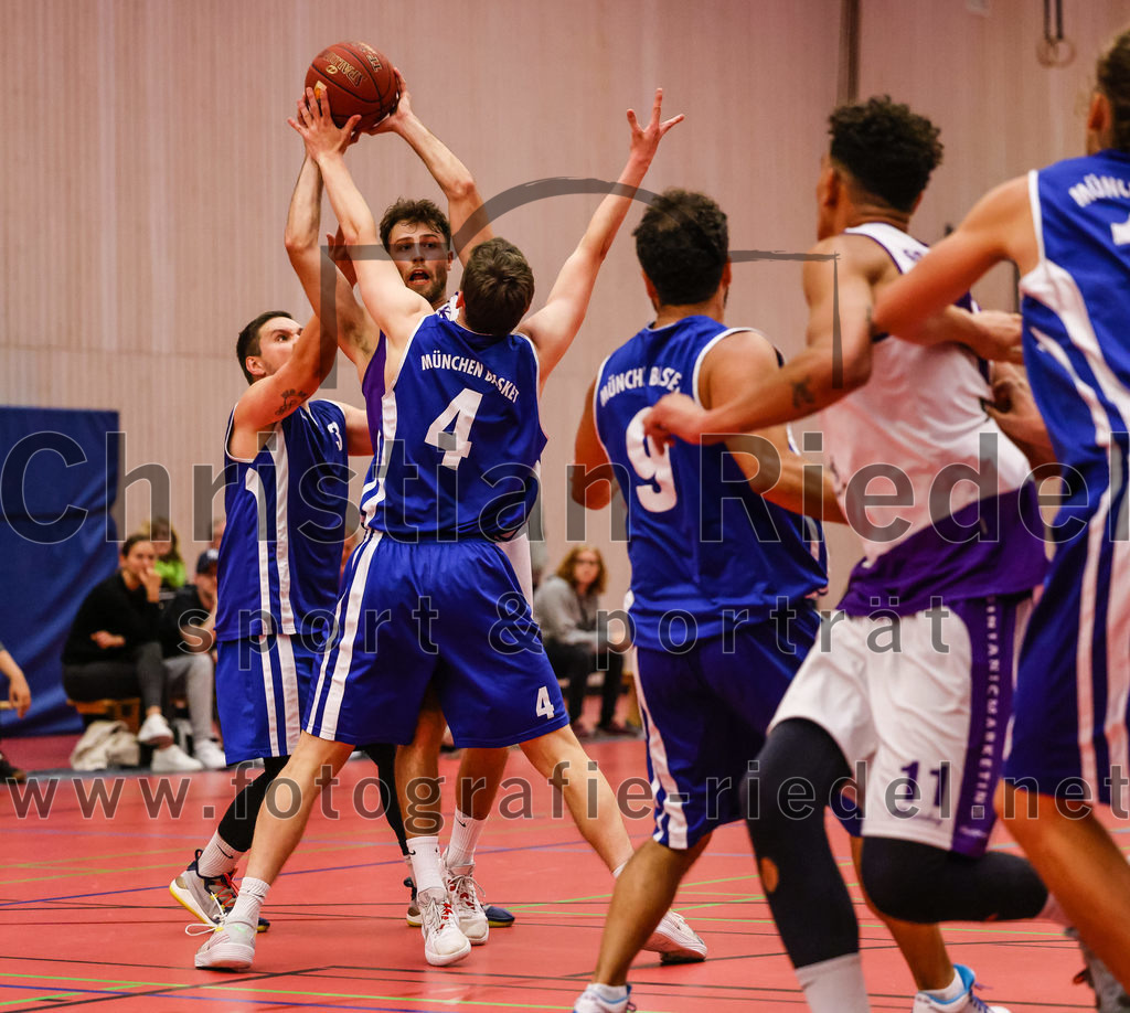 2022-05-29_058_SpVgg_Altenerding_gegen_Muenchen_Basket_2 | Erding, Deutschland, 29.05.2022:
Basketball, Bezirksliga 2021 / 2022, Herren Turnier der 2. der Aufstiegsrunden, SpVgg Altenerding gegen München Basket 2, Endergebnis: 

Jonah Timothy Richardson (SpVgg Altenerding, #13), Tizian Baur (München Basket, #4), Helmut Schmidt (München Basket, #9), Luis Winkler (SpVgg Altenerding, #11)

Foto: Christian Riedel / fotografie-riedel.net