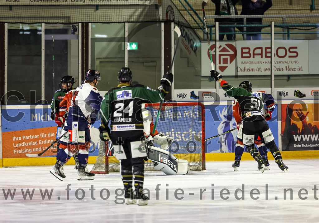 2022-10-23_019_TSV_Erding_gegen_ESC_Kempten | Erding, Deutschland, 23.10.2022:
Eishockey, Bayernliga 2022 / 2023, 7. Spieltag, TSV Erding gegen ESC Kempten, Endergebnis: 

Ryan Murphy (Erding Gladiators, #51) erzielt das 1:0 für Erding

Foto: Christian Riedel / fotografie-riedel.net