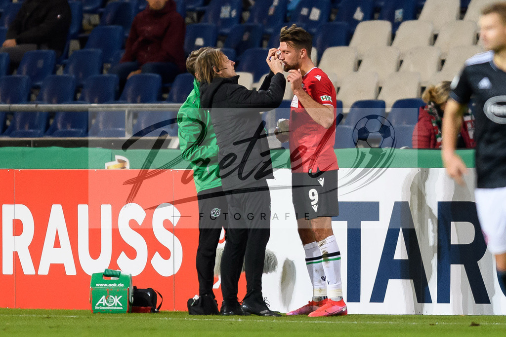 H96DUS20211027_058 | Fussball, Herren: Hendrik Weydandt (Hannover 96) wird behandelt bei dem Spiel der 2. Runde im DFB-Pokal zwischen Hannover 96 und Fortuna Duesseldorf in der HDI-Arena am 27.10.2021 in Hannover, Deutschland.DFB / DFL REGULATIONS PROHIBIT ANY USE OF PHOTOGRAPHS AS IMAGE SEQUENCES AND/OR QUASI-VIDEO. - Realisiert mit Pictrs.com