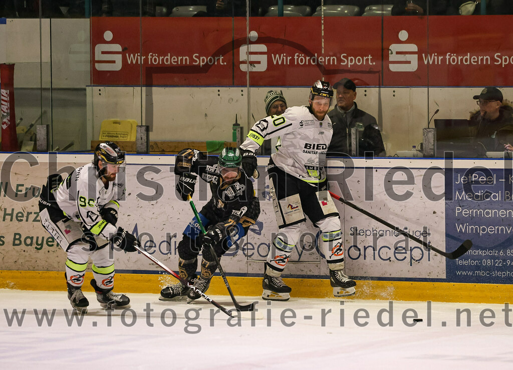 2024-03-01_089_TSV_Erding_gegen_ERSC_Amberg | Erding, Deutschland, 01.03.2024:
Eishockey, Bayernliga Playoffs 2023 / 2024, 5. Spieltag, TSV Erding gegen ERSC Amberg, Endergebnis: 9:0

Aron Schwarz (ERSC Amberg, #96), Philipp Michl (Erding Gladiators, #77), Kevin Lavallee (ERSC Amberg, #20)

Foto: Christian Riedel / fotografie-riedel.net