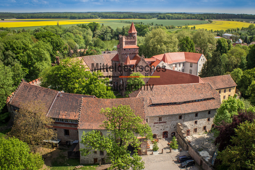Luftbild Schloß Altenhausen_1654 | Die Luftaufnahmen zeigen das Schloss Altenhausen aus der Vogelperspektive. Sichtbar sind die historische Schlossanlage, der weitläufige Park und die umgebende Landschaft. Die Bilder dokumentieren das bedeutende Kulturdenkmal und den bekanntesten Blickfang des Ortes Altenhausen im Landkreis Börde.
 - Realisiert mit Pictrs.com