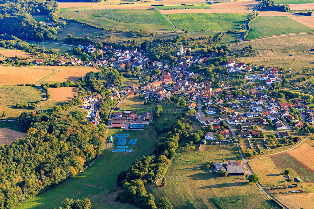 Luftbild: Dorfansicht im Tiefenbachtal aus Osten im Ortsteil Tiefenbach in Gundelsheim im Bundesland Baden-Württemberg in Deutschland. Foto: IMG_111483.jpg vom 09.09.2018 durch Werner Riehm/FLY-FOTO.de