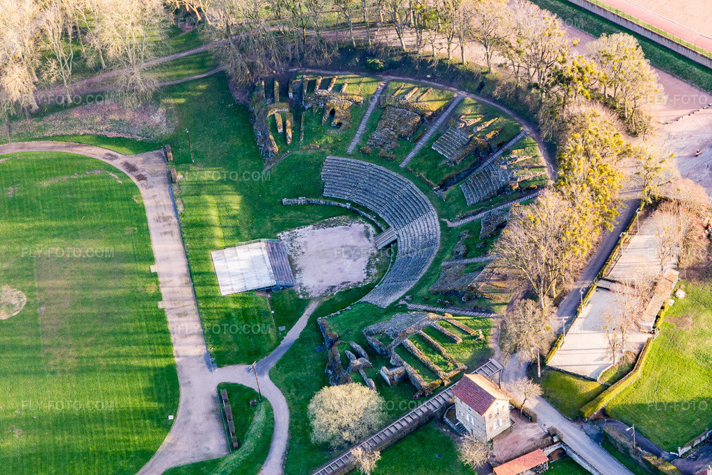 Aerial view: Historical landmark of the Roman amphitheater ensemble in the district Saint-Branchez-Croix Verte in Autun in the state Saone et Loire, France. – Photo: IMG_105462.jpg taken on 04/01/2018 by Werner Riehm/FLY-FOTO.com – Resolution of the original: 5472 x 3648 px