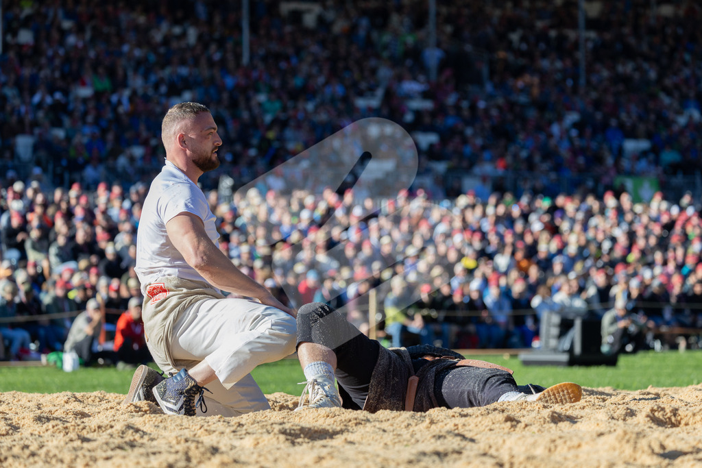 ESAF2025_05Gang_6193 | Die Schwinger des Schwyzer Kantonalen Schwingerverbandes: Fotos, die Dynamik und Leidenschaft festhalten, sowie emotionale Momente aus dem traditionellen Schwingsport zeigen. - Realisiert mit Pictrs.com