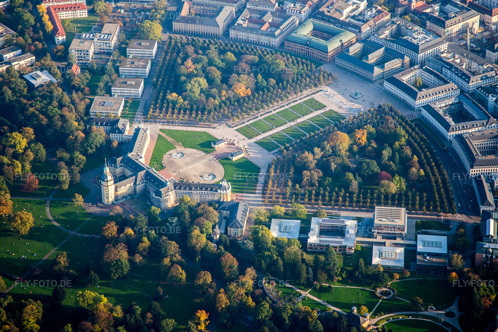 Luftbild: Gelände und Schlosspark am Schloss Karlsruhe. Das Karlsruher Schloss wurde 1715 als Residenz des Markgrafen Karl Wilhelm von Baden-Durlach errichtet. Heute ist in dem Gebäude das Badische Landesmuseum im Ortsteil Innenstadt-West in Karlsruhe im Bundesland Baden-Württemberg in Deutschland. Foto: IMG_075449.jpg vom 26.10.2014 durch Werner Riehm/FLY-FOTO.de