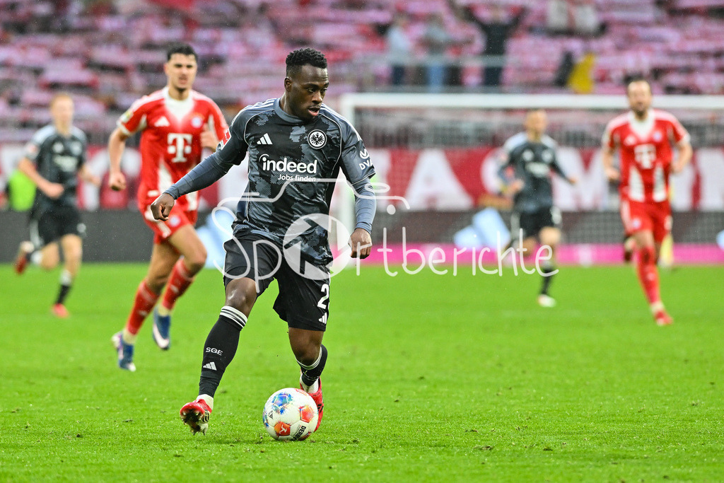 FC Bayern München - Eintracht Frankfurt | MUNICH, GERMANY - 21. FEBRUARY: am Ball Arnaud KALIMUENDO-MUINGA (Eintracht Frankfurt 25) / Einzelfoto / Freisteller während dem Bundesligamatch zwischen dem FC Bayern München und der SG Eintracht Frankfurt am 23. Spieltag in der Allianz Arena / DFL REGULATIONS PROHIBIT ANY USE OF PHOTOGRAPHS AS IMAGE SEQUENCES AND/OR QUASI-VIDEO