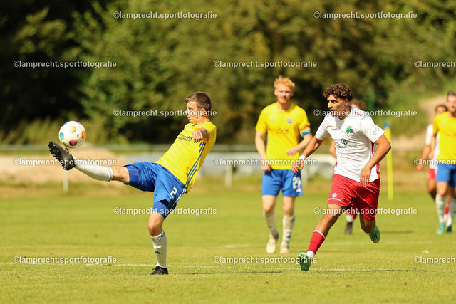 Fußball I Herren I Senioren Landesliga Holstein I 5. Spieltag I SC Rönnau - VfB Lübeck U21 I 23.08.2025.0043 | v.l. Finn Schoenert (2, SC Rönnau), Elias Muslim Fadhil Al-Saadi (11, VfB Lübeck U21) - Realisiert mit Pictrs.com