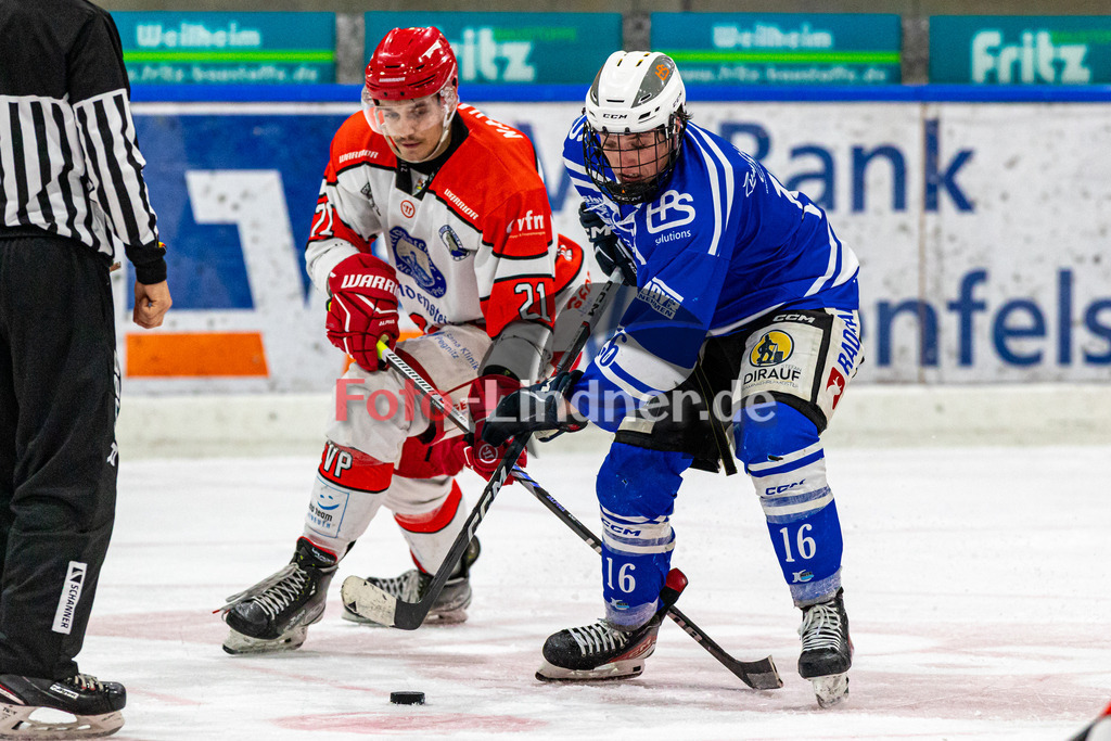 Achtelfinale Spiel 1 SC Forst vs EV Pegnitz ICE DOGS | Eishockey Landesliga Playoffs 2023/2024, Achtelfinale Spiel 1 SC Forst vs EV Pegnitz ICE DOGS, 20240218,
Kampf um den Puck Simon FEND (Nature Boyz 16) und Roman NAVARRA (ICE DOGS 21),
2024-02-18 in Peißenberg (Eisstadion)
16 Simon FEND (Nature Boyz 16), 21 Roman NAVARRA (ICE DOGS 21)
Copyright: WolfgangxLindner foto-lindner.de
