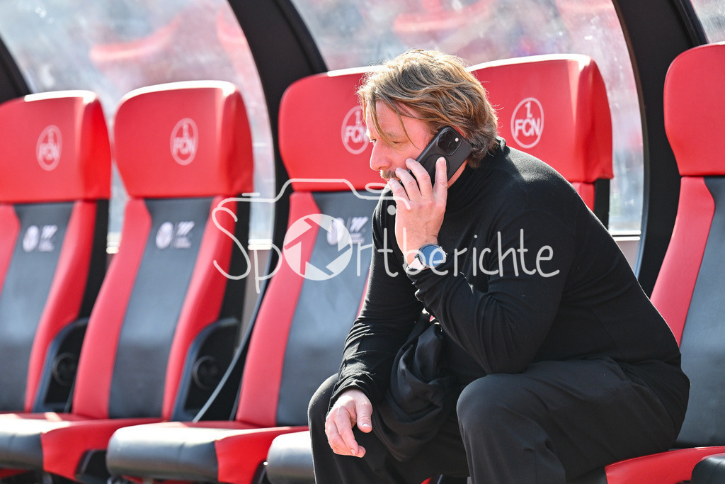 1. FC Nürnberg - Fortuna Düsseldorf | NUREMBERG, GERMANY - 07. MARCH:  im Bild Sven MISLINTAT Sportvorstand Fortuna Düsseldorf / Einzelfoto / Freisteller während dem Match zwischen dem 1. FC Nürnberg und Fortuna Düsseldorf am 25. Spieltag der 2. Bundesliga im Max Morlock Stadion / DFL REGULATIONS PROHIBIT ANY USE OF PHOTOGRAPHS AS IMAGE SEQUENCES AND/OR QUASI-VIDEO / Handy / Telefon / Telefonieren