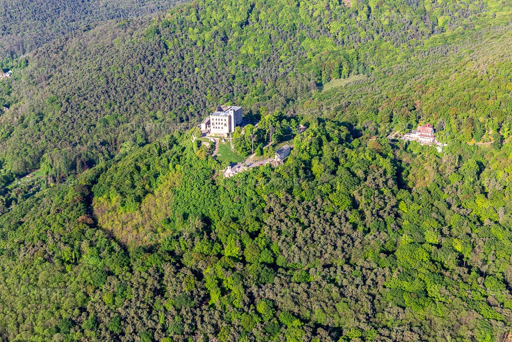 Luftbild: Hambacher Schloss im Ortsteil Diedesfeld in Neustadt im Bundesland Rheinland-Pfalz in Deutschland. Foto: IMG_131285.jpg vom 07.05.2022 durch Werner Riehm/FLY-FOTO.deStiftung Hambacher SchlossStiftung Hambacher Schloss | Das Hambacher Schloss ist eine lebendige Stätte deutscher und europäischer Demokratiegeschichte