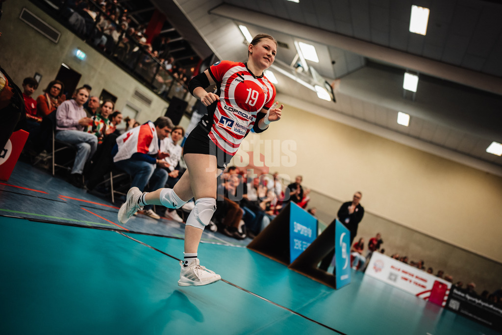 Volleyball | Frauen | Saison 2025/2026 | Volleyball Bundesliga | ETV Hamburger Volksbank Volleys vs. Binder Blaubären TSV Flacht | 06.12.2025 | Feli Anne Clemann (#19, ETV Hamburger Volksbank Volleys) beim Einlauf in die Halle